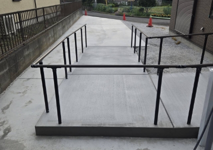車椅子のまま乗れるように平らな車庫を作っています。