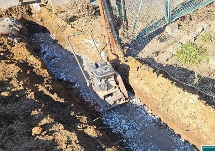 地盤を安定させ、建物の沈下やひび割れを防ぐために基礎砕石転圧を行います。